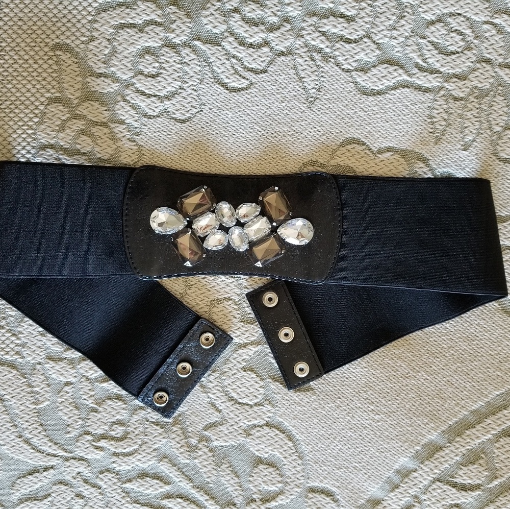 Elastic belt